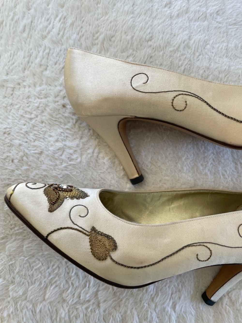 Gucci Vintage RARE Beige Embellished Pointed-Toe Satin Heels - Picture 9 of 16